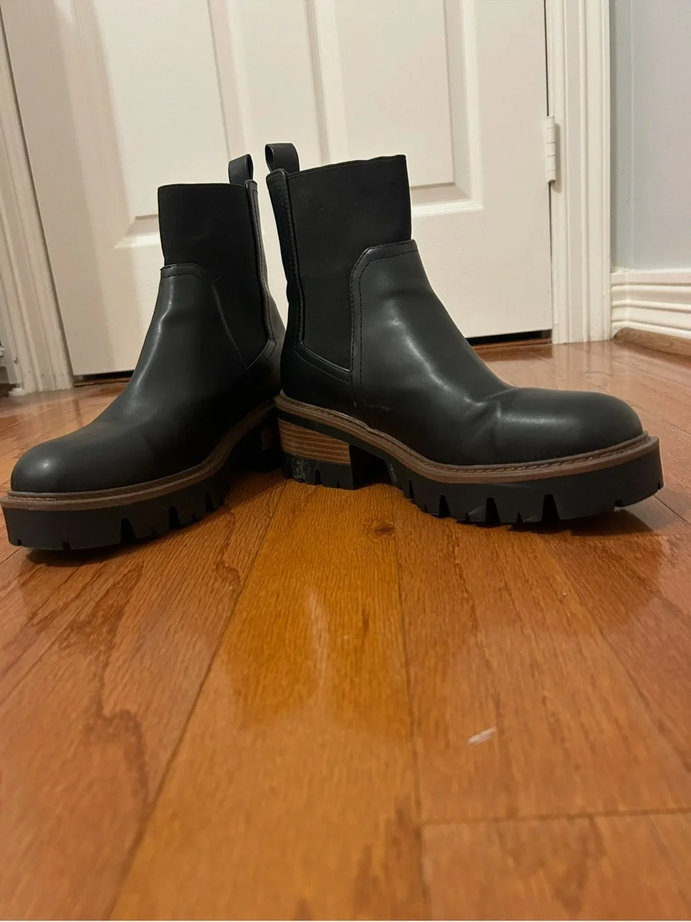 Black Chelsea Lug Sole Ankle Boots Women's Size 8.5 Modern Chunky Platform
